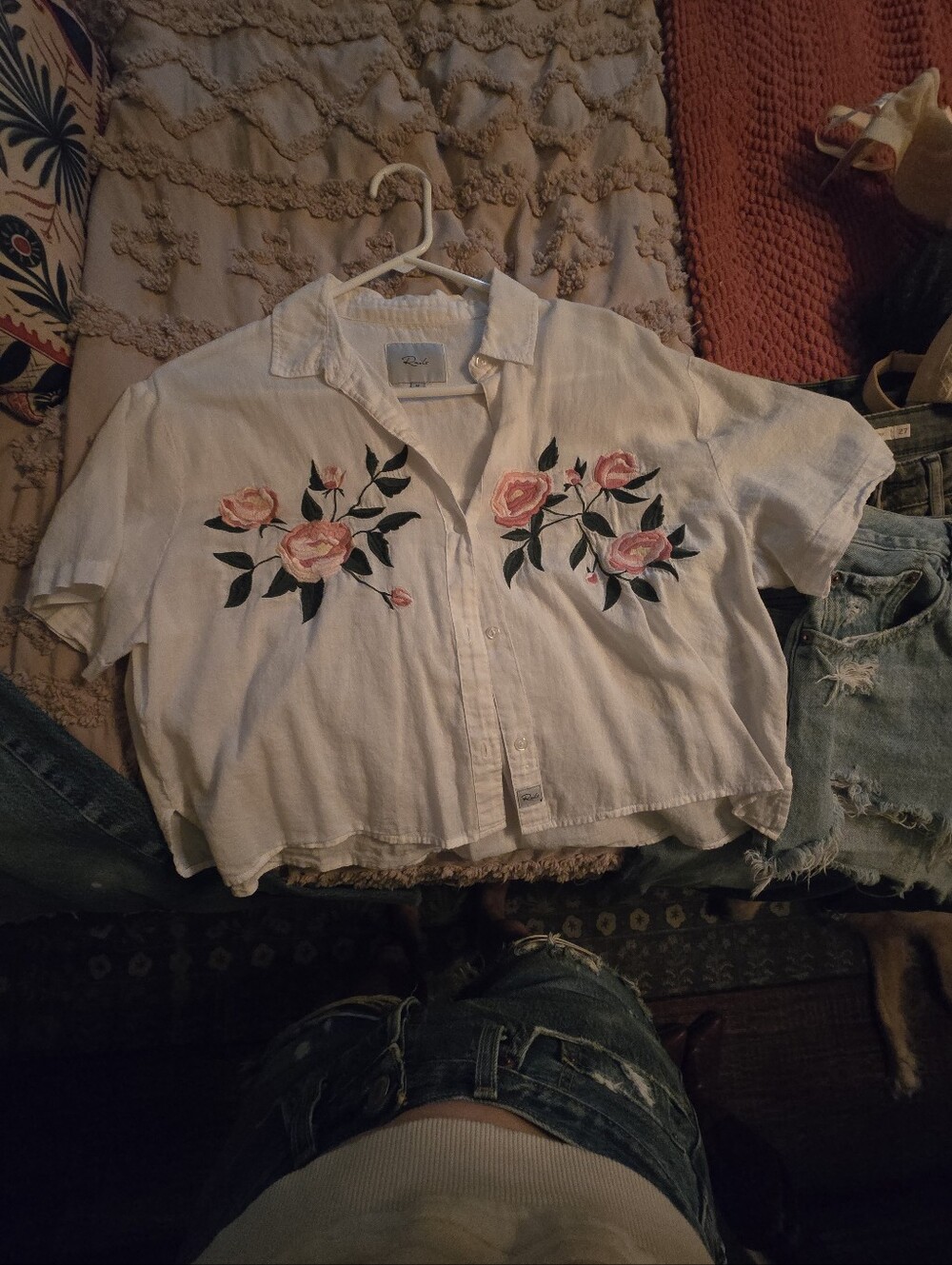Embroidered RAILS Floral Button-Front Crop Top - White med